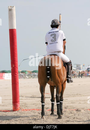 25. April 2010 - South Beach, Florida, USA - 25 April: AMG Nr. 3 Nacho Figueras.  Hublot besiegte AMG 11-9 an der 2010 AMG Miami Beach Herren Polo World Cup Finale im Setai Hotel South Beach, Florida. Obligatorische Credit: Aaron Gilbert / Southcreek Global (Kredit-Bild: © Aaron Gilbert/Southcreek Global/ZUMApress.com) Stockfoto