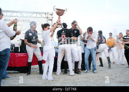 25. April 2010 - South Beach, Florida, USA - 25 April: Hublot die Trophäe fest.  Hublot besiegte AMG 11-9 an der 2010 AMG Miami Beach Herren Polo World Cup Finale im Setai Hotel South Beach, Florida. Obligatorische Credit: Aaron Gilbert / Southcreek Global (Kredit-Bild: © Aaron Gilbert/Southcreek Global/ZUMApress.com) Stockfoto