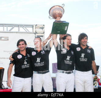 25. April 2010 - South Beach, Florida, USA - 25 April: Hublot die Trophäe fest.  Hublot besiegte AMG 11-9 an der 2010 AMG Miami Beach Herren Polo World Cup Finale im Setai Hotel South Beach, Florida. Obligatorische Credit: Aaron Gilbert / Southcreek Global (Kredit-Bild: © Aaron Gilbert/Southcreek Global/ZUMApress.com) Stockfoto