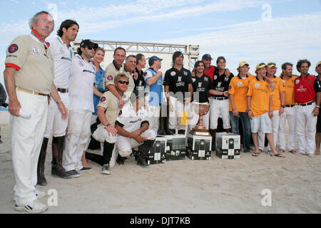 25. April 2010 - South Beach, Florida, USA - 25 April: Hublot die Trophäe fest.  Hublot besiegte AMG 11-9 an der 2010 AMG Miami Beach Herren Polo World Cup Finale im Setai Hotel South Beach, Florida. Obligatorische Credit: Aaron Gilbert / Southcreek Global (Kredit-Bild: © Aaron Gilbert/Southcreek Global/ZUMApress.com) Stockfoto