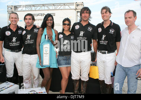 25. April 2010 - South Beach, Florida, USA - 25 April: Hublot die Trophäe fest.  Hublot besiegte AMG 11-9 an der 2010 AMG Miami Beach Herren Polo World Cup Finale im Setai Hotel South Beach, Florida. Obligatorische Credit: Aaron Gilbert / Southcreek Global (Kredit-Bild: © Aaron Gilbert/Southcreek Global/ZUMApress.com) Stockfoto