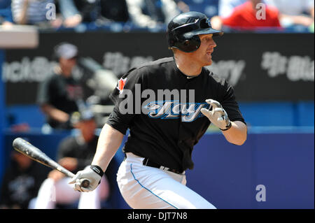 2. Mai 2010 - Toronto, Ontario, Kanada - 2. Mai 2010: Toronto Blue Jays erster Basisspieler Lyle Overbay (35) wird gesehen, während der Spielaktion schwingen. Die Blue Jays besiegte die Leichtathletik 9-3 im Rogers Centre in Toronto, Ontario. (Kredit-Bild: © Adrian Gauthier/Southcreek Global/ZUMApress.com) Stockfoto