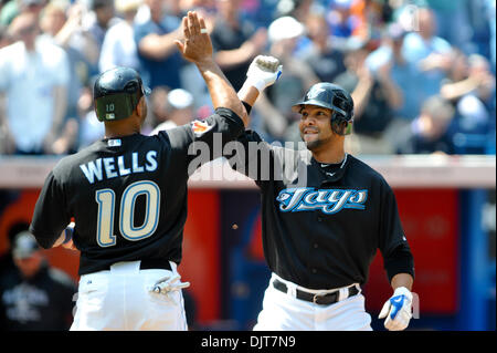 2. Mai 2010 - Toronto, Ontario, Kanada - 2. Mai 2010: Toronto Blue Jays Center Fielder Vernon Wells (10) feiert mit Teamkollege Alex Gonzalez nach Gonzalez' Home-Run. Die Blue Jays besiegte die Leichtathletik 9-3 im Rogers Centre in Toronto, Ontario. (Kredit-Bild: © Adrian Gauthier/Southcreek Global/ZUMApress.com) Stockfoto