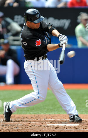 2. Mai 2010 - Toronto, Ontario, Kanada - 2. Mai 2010: Toronto Blue Jays Shortstop John McDonald (6) ist während der Spielaktion gesehen die Kontaktaufnahme mit dem Ball. Die Blue Jays besiegte die Leichtathletik 9-3 im Rogers Centre in Toronto, Ontario. (Kredit-Bild: © Adrian Gauthier/Southcreek Global/ZUMApress.com) Stockfoto