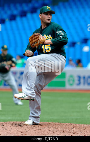 2. Mai 2010 - Toronto, Ontario, Kanada - 2. Mai 2010: Oakland Athletics Start Krug Ben Blätter (15) sieht man während der Spielaktion pitching. Die Blue Jays besiegte die Leichtathletik 9-3 im Rogers Centre in Toronto, Ontario. (Kredit-Bild: © Adrian Gauthier/Southcreek Global/ZUMApress.com) Stockfoto