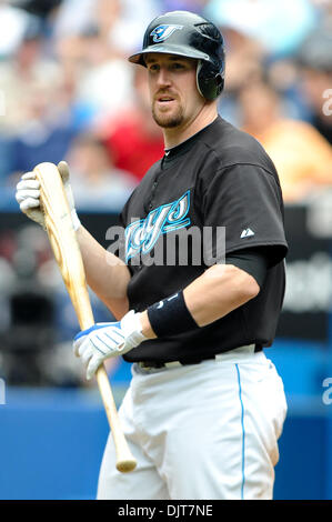 2. Mai 2010 - Toronto, Ontario, Kanada - 2. Mai 2010: Toronto Blue Jays Catcher John Buck (14) ist zu sehen, schaut der dritten Base Linie während ein Kooperationsmodus. Die Blue Jays besiegte die Leichtathletik 9-3 im Rogers Centre in Toronto, Ontario. (Kredit-Bild: © Adrian Gauthier/Southcreek Global/ZUMApress.com) Stockfoto