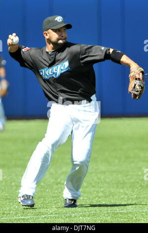 2. Mai 2010 - Toronto, Ontario, Kanada - 2. Mai 2010: Toronto Blue Jays Dritter Basisspieler Alex Gonzalez' macht die defensive spielen während der Spielaktion. Die Blue Jays besiegte die Leichtathletik 9-3 im Rogers Centre in Toronto, Ontario. (Kredit-Bild: © Adrian Gauthier/Southcreek Global/ZUMApress.com) Stockfoto