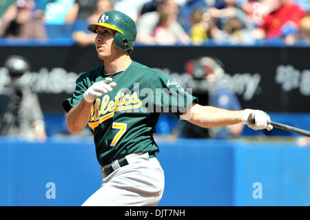 2. Mai 2010 - Toronto, Ontario, Kanada - 2. Mai 2010: Oakland Athletics Adam Rosales (7) gilt schwingen in den Teig ein. Die Blue Jays besiegte die Leichtathletik 9-3 im Rogers Centre in Toronto, Ontario. (Kredit-Bild: © Adrian Gauthier/Southcreek Global/ZUMApress.com) Stockfoto