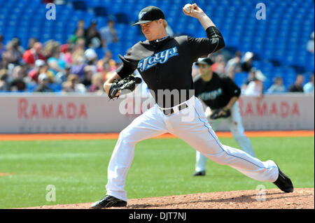 2. Mai 2010 - Toronto, Ontario, Kanada - 2. Mai 2010: Toronto Blue Jays Entlastung Krug Rommie Lewis (50) wird gesehen, während der Spielaktion pitching. Die Blue Jays besiegte die Leichtathletik 9-3 im Rogers Centre in Toronto, Ontario. (Kredit-Bild: © Adrian Gauthier/Southcreek Global/ZUMApress.com) Stockfoto