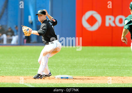 2. Mai 2010 - Toronto, Ontario, Kanada - 2. Mai 2010: Toronto Blue Jays zweiter Basisspieler Aaron Hill (2) ist zu sehen, drehen die erfolgreiche Doppel zu spielen. Die Blue Jays besiegte die Leichtathletik 9-3 im Rogers Centre in Toronto, Ontario. (Kredit-Bild: © Adrian Gauthier/Southcreek Global/ZUMApress.com) Stockfoto