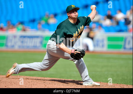 2. Mai 2010 - Toronto, Ontario, Kanada - 2. Mai 2010: Oakland Athletics Entlastung Krug Craig Breslow (56) wird gesehen, während der Spielaktion pitching. Die Blue Jays besiegte die Leichtathletik 9-3 im Rogers Centre in Toronto, Ontario. (Kredit-Bild: © Adrian Gauthier/Southcreek Global/ZUMApress.com) Stockfoto