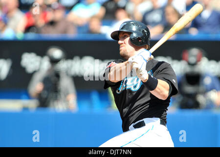 2. Mai 2010 - Toronto, Ontario, Kanada - 2. Mai 2010: Toronto Blue Jays Catcher John Buck (14) ist zu sehen, schlagen eine doppelte während der Spielaktion. Die Blue Jays besiegte die Leichtathletik 9-3 im Rogers Centre in Toronto, Ontario. (Kredit-Bild: © Adrian Gauthier/Southcreek Global/ZUMApress.com) Stockfoto