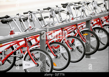 Mehrere Fahrräder zu vermieten sind in eine Velo-Station gesehen. Stockfoto