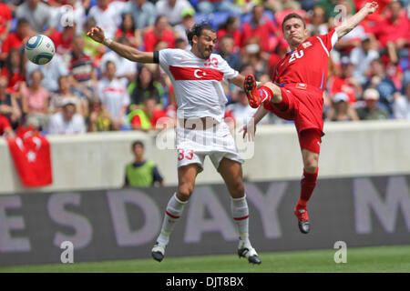 Türkei Verteidiger Servet Cetin (#33) und Tschechien nach vorn David Lafata (#20) in der mittleren Luft Kampf.  Türkei besiegt Tschechien 2-1 In das Spiel in der Red Bull Arena in Harrison, New Jersey statt. (Kredit-Bild: © Anthony Gruppuso/Southcreek Global/ZUMApress.com) Stockfoto