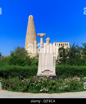 Statue von Emin Glaubensgemeinschaft, Emin Minarett (1779), Turpan, Turpan Präfektur Xinjiang Uyghur autonome Region, China Stockfoto