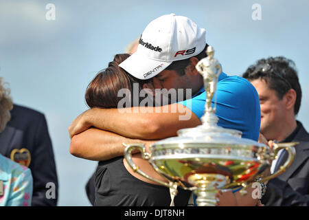 Jason Day feiert seinen ersten Sieg der US PGA Tour mit seiner Freundin bei der HP Byron Nelson Championship bei TPC vier Jahreszeiten Resort Las Colinas in Irving, Texas (Credit-Bild: © Patrick Grün/Southcreek Global/ZUMApress.com) Stockfoto