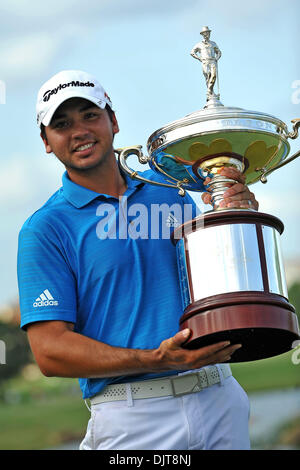 Jason Day feiert seinen ersten Sieg der US PGA Tour halten die Trophäe bei der HP Byron Nelson Championship bei TPC vier Jahreszeiten Resort Las Colinas in Irving, Texas (Credit-Bild: © Patrick Grün/Southcreek Global/ZUMApress.com) Stockfoto