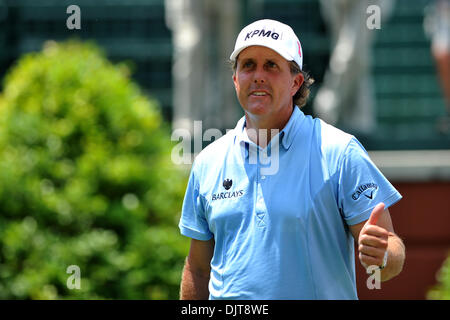 Phil Mickelson gibt einen Daumen hoch für das Publikum in der ersten Runde des Crowne Plaza Invitational im Colonial spielte im Colonial Country Club in Fort Worth, Texas. (Kredit-Bild: © Patrick Grün/Southcreek Global/ZUMApress.com) Stockfoto