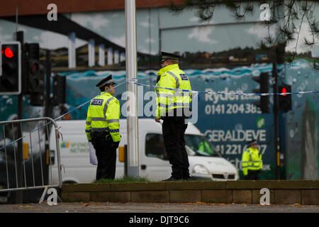 Glasgow, Schottland. 30. November 2013.  Polizei-Hubschrauber stürzt in die Clutha Gewölbe-Kneipe, wo 120 Personen eine Band spielen hörten. Paul Stewart/Alamy News Stockfoto