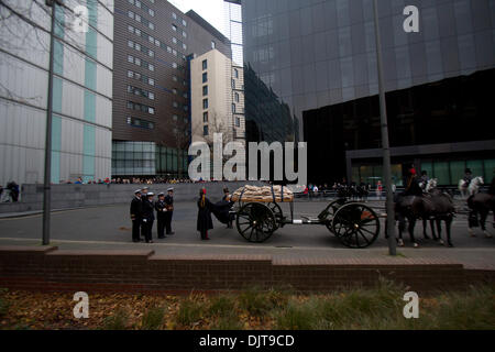 London UK. 30. November 2013. 70 Sandsäcke des Bodens von WW1 Schlachtfeldern in Belgien, die an der belgischen Marine Fregatte Louisa Marie Bord sind auf ein Feld Lafette von Royal Troop Horse Artillery, die gehen in einer feierlichen Prozession durch London vor erreichen das Wellington für Flandern Feld of Remembrance Credit Kaserne transportiert: Amer Ghazzal/Alamy Live-Nachrichten Stockfoto