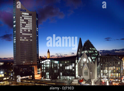 Leipzig, Deutschland. 27. November 2013. Das neue Universitätsgebäude "Paulinum, Aula Universität Church St. Pauli," der Turm des neuen Rathauses und der Stadt Highrigh (R-L) während der "blauen Stunde" bei Sonnenuntergang in Leipzig, Deutschland, 27. November 2013. Foto: Waltraud Grubitzsch/Dpa/Alamy Live News Stockfoto