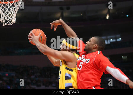 10. 2010: Marquette Lazar Hayward #32 nach vorne oben am Netz mit Johanniskraut forward Sean Evans #5. Marquette besiegt St. Johns 57-55 im Spiel in der Big East-Meisterschaft im Madison Square Garden, New York. (Kredit-Bild: © Anthony Gruppuso/Southcreek Global/ZUMApress.com) Stockfoto