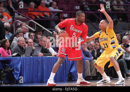 10. 2010: St. Johns forward Sean Evans #5 mit Ball als Marquette weiterleiten Joseph Fulce #21 Blöcke. Marquette besiegt St. Johns 57-55 im Spiel in der Big East-Meisterschaft im Madison Square Garden, New York. (Kredit-Bild: © Anthony Gruppuso/Southcreek Global/ZUMApress.com) Stockfoto