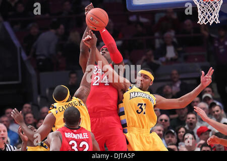 10. 2010: St. Johns vorwärts Justin Burrell #24 Kämpfe für den Abpraller mit Marquette Lazar Hayward #32 weiterleiten und Junior Cadougan zu schützen. Marquette besiegt St. Johns 57-55 im Spiel in der Big East-Meisterschaft im Madison Square Garden, New York. (Kredit-Bild: © Anthony Gruppuso/Southcreek Global/ZUMApress.com) Stockfoto