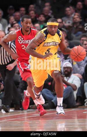 10. 2010:Marquette Guard Junior Cadougan #5 auf einem vorne mitlaufen St. John Anthony Mason Jr. #2 nachfolgende weiterleiten  Marquette besiegt St. Johns 57-55 im Spiel in der Big East-Meisterschaft im Madison Square Garden, New York. (Kredit-Bild: © Anthony Gruppuso/Southcreek Global/ZUMApress.com) Stockfoto