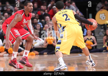 10. 2010: Marquette Guard Maurice Acker #2 von St. John's bewacht weiterleiten Anthony Mason Jr. #2. Marquette besiegt St. Johns 57-55 im Spiel in der Big East-Meisterschaft im Madison Square Garden, New York. (Kredit-Bild: © Anthony Gruppuso/Southcreek Global/ZUMApress.com) Stockfoto