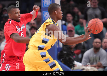 10. 2010: Marquette Guard/Forward Jimmy Butler #33 sendet Sie einen Pass. Marquette besiegt St. Johns 57-55 im Spiel in der Big East-Meisterschaft im Madison Square Garden, New York. (Kredit-Bild: © Anthony Gruppuso/Southcreek Global/ZUMApress.com) Stockfoto