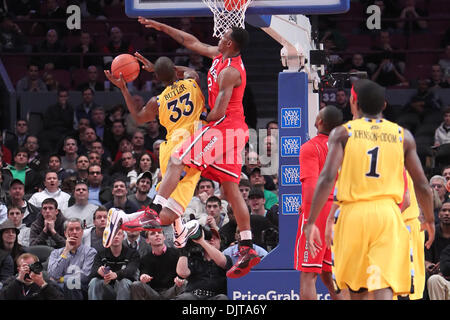 10. 2010: Marquette Guard/Forward Jimmy Butler #33 am Netz von St. Johns vorwärts Anthony Mason Jr. #2 verweigert. Marquette besiegt St. Johns 57-55 im Spiel in der Big East-Meisterschaft im Madison Square Garden, New York. (Kredit-Bild: © Anthony Gruppuso/Southcreek Global/ZUMApress.com) Stockfoto