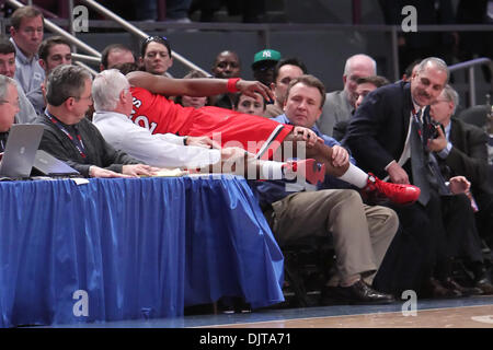10. 2010: St. Johns vorwärts Justin Brownlee #32 trifft in der Tabelle. Marquette besiegt St. Johns 57-55 im Spiel in der Big East-Meisterschaft im Madison Square Garden, New York. (Kredit-Bild: © Anthony Gruppuso/Southcreek Global/ZUMApress.com) Stockfoto