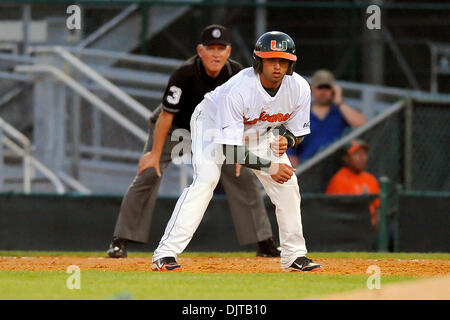 Miami Hurricanes 2. Baseman Frankie Ratcliff führt weg von der ersten Unterseite. 15. Rang Miami Hurricanes besiegten die Wake Forest Demon Deacons 7-4 bei Alex Rodriguez Park in Coral Gables, Florida. (Kredit-Bild: © Ron Hurst/Southcreek Global/ZUMApress.com) Stockfoto