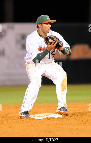 Miami Hurricanes 2. Baseman Frankie Ratcliff bekommt bereit, doppeltes Spiel zu drehen. 15. Rang Miami Hurricanes besiegten die Wake Forest Demon Deacons 7-4 bei Alex Rodriguez Park in Coral Gables, Florida. (Kredit-Bild: © Ron Hurst/Southcreek Global/ZUMApress.com) Stockfoto