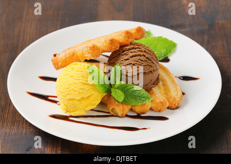 Zwei Kugeln Eis mit Blätterteig-Kekse Stockfoto