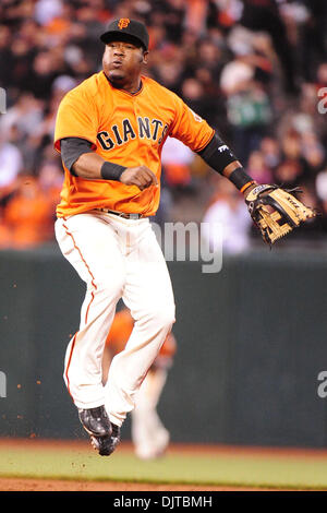 San Francisco, Kalifornien: San Francisco Giants Shortstop Juan Uribe (5) wird die Doppel zu spielen. Die Giants gewannen das Spiel 4: 1. (Kredit-Bild: © Charles Herskowitz/Southcreek Global/ZUMApress.com) Stockfoto