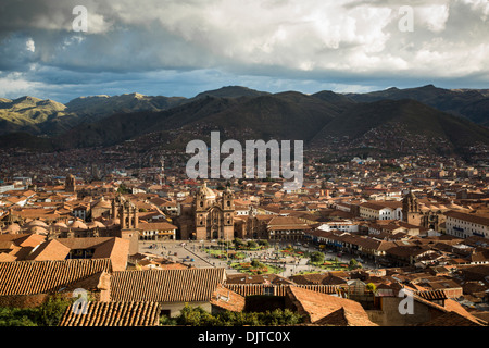 Erhöhten Blick über Cuzco und Plaza de Armas, Cuzco, Peru. Stockfoto