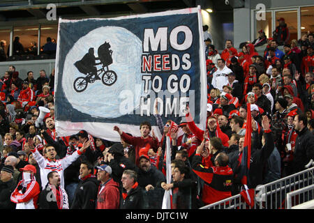 Toronto-TC-fans jubeln mit einem Schild, das liest '' MO muss nach Hause gehen '' während ein Fußball-match gegen Montreal Impact im BMO Field in Toronto, Ontario. Der Toronto FC gewann 2: 0. (Kredit-Bild: © Anson Hung/Southcreek Global/ZUMApress.com) Stockfoto