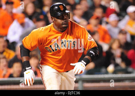 San Francisco, Kalifornien: San Francisco Giants Shortstop Juan Uribe (5) fährt zum ersten Base. Die Giants gewannen das Spiel 5: 2. (Kredit-Bild: © Charles Herskowitz/Southcreek Global/ZUMApress.com) Stockfoto