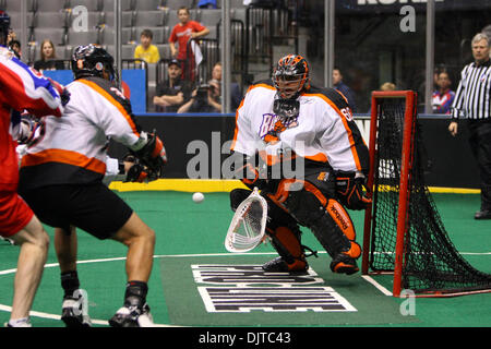 Buffalo Bandits Torhüter Michael Thompson (66) spart ein Ziel in einem Lacrosse-Spiel gegen die Toronto Rock auf dem Air Canada Centre in Toronto. (Kredit-Bild: © Anson Hung/Southcreek Global/ZUMApress.com) Stockfoto