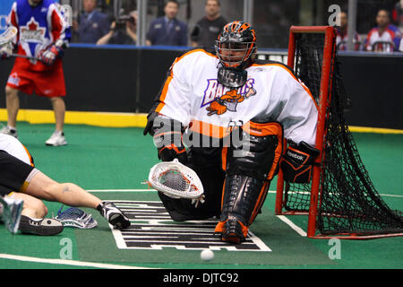 Buffalo Bandits Torhüter Michael Thompson (66) greift nach den Ball in einem Lacrosse-Spiel gegen die Toronto Rock auf dem Air Canada Centre in Toronto. Toronto gewann 13-11. (Kredit-Bild: © Anson Hung/Southcreek Global/ZUMApress.com) Stockfoto