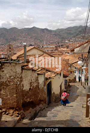 Straßenszene in San Blas Nachbarschaft mit Blick über die Dächer von Cusco, Peru. Stockfoto
