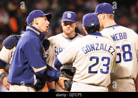 San Francisco, Kalifornien: San Diego Padres erster Basisspieler Adrien Gonzales (23) und Krug Ryan Webb (68) es auf dem Hügel über sprechen. Die Padres gewann das Spiel 3: 2. (Kredit-Bild: © Charles Herskowitz/Southcreek Global/ZUMApress.com) Stockfoto