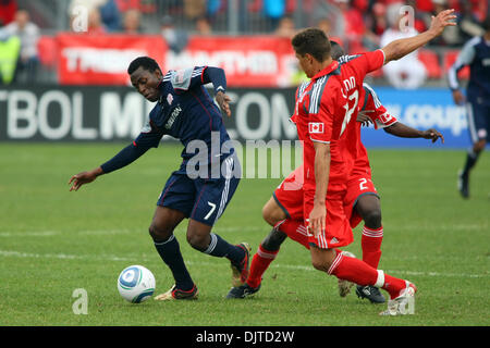 New England Revolution Verteidiger Kenny Mansally (7), Toronto FC Mittelfeldspieler Gabe Gala (27) und Toronto FC Verteidiger Adrian Cann (12) Kampf um die Kontrolle über den Ball im BMO Field in Toronto, Ontario. Der Toronto FC 1: 0 gewonnen. (Kredit-Bild: © Anson Hung/Southcreek Global/ZUMApress.com) Stockfoto