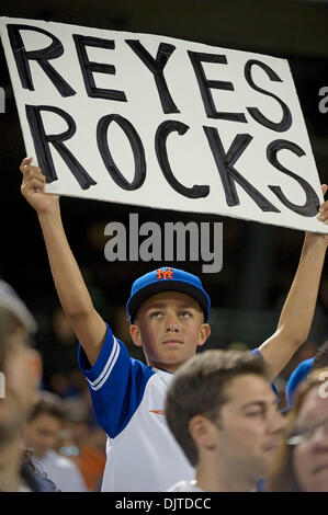 Ein junger Mets Fan zeigt seine Unterstützung für Jose Reyes während des Spiels zwischen den Philadelphia Phillies und die New York Mets im Citi Field in New York. (Kredit-Bild: © Bill Guerro/Southcreek Global/ZUMApress.com) Stockfoto