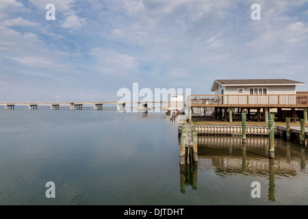 Hütte auf Chincoteague Island mit John B Wealton Causeway Brücke vom Festland, Virginia Eastern Shore. Stockfoto