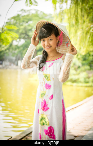 Vietnam traditionellen Tuch Ao Dai modellieren, Nueet, 20, Hanoi, Vietnam Stockfoto