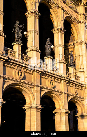 Außenseite der Wiener Oper, Wien, Österreich, Mitteleuropa Stockfoto