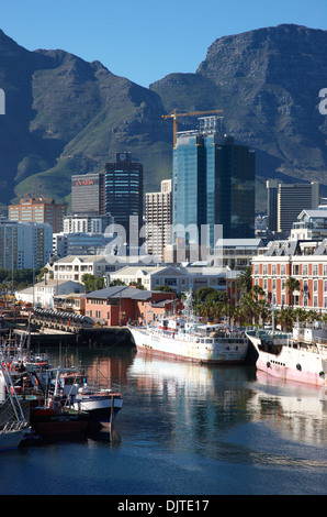 Blick auf den Tafelberg von Victoria & (V & A) Alfred Waterfront in Kapstadt Stockfoto